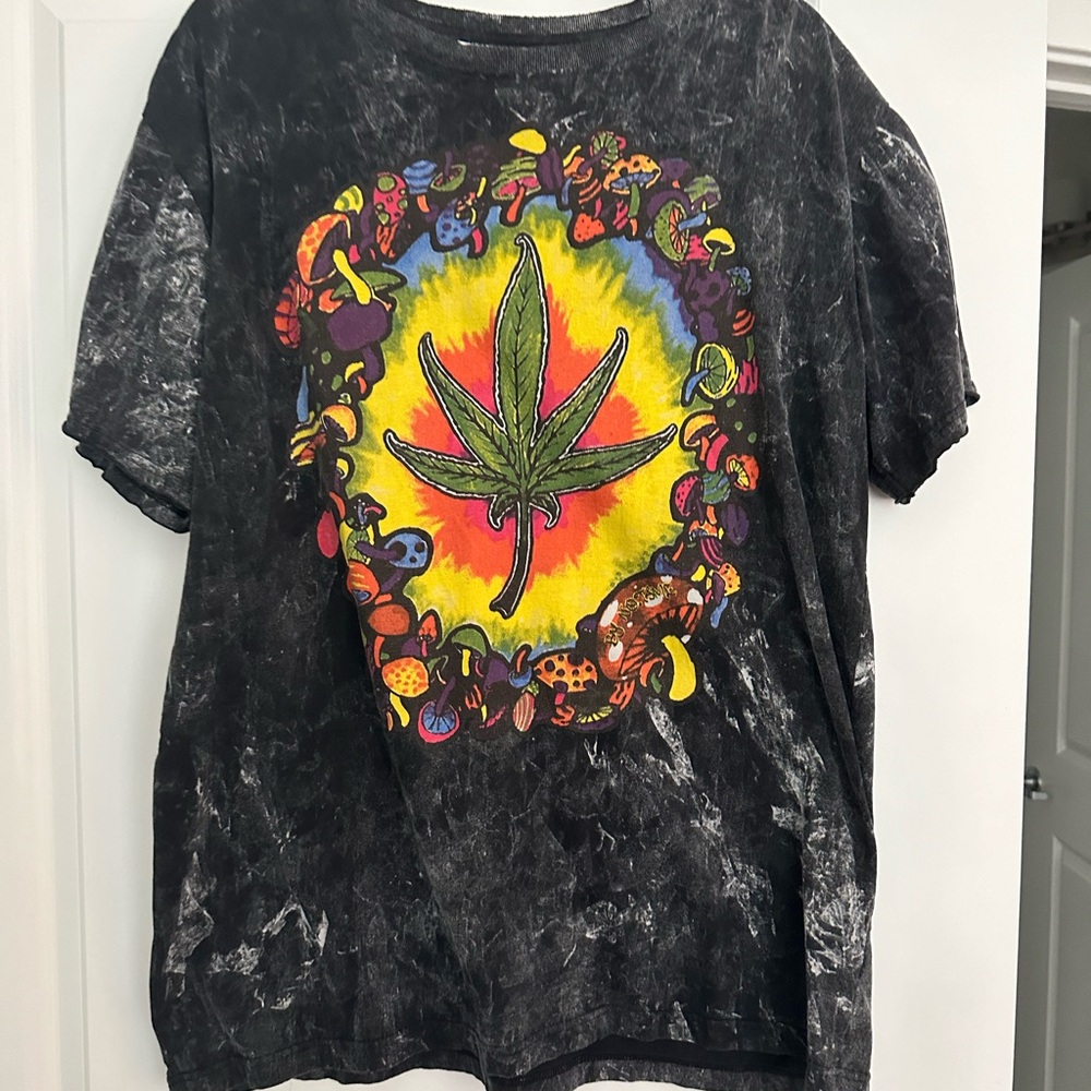 Marijuna leaf tie dye tee shirt in new condition